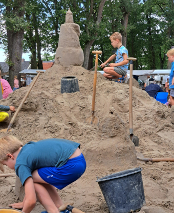 Lekker met zand spelen bij Zandvormgeving op de markt  van Melk en Honing 2026